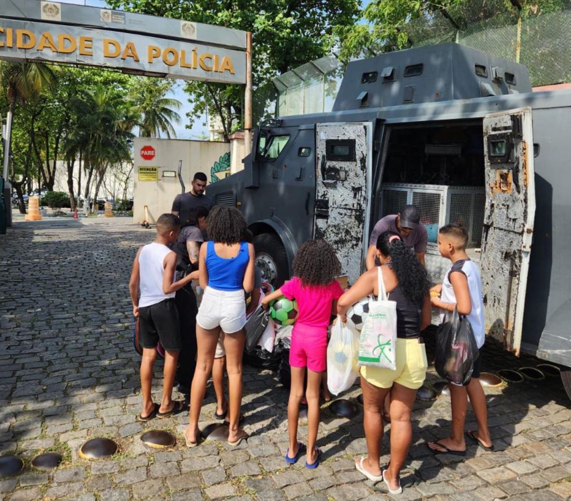 Dia das crianças: Polícia Civil realiza entrega de brinquedos