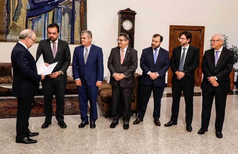 Cláudio Castro entrega TAC do Metrô Gávea ao presidente do TJRJ, desembargador Ricardo Rodrigues Cardozo