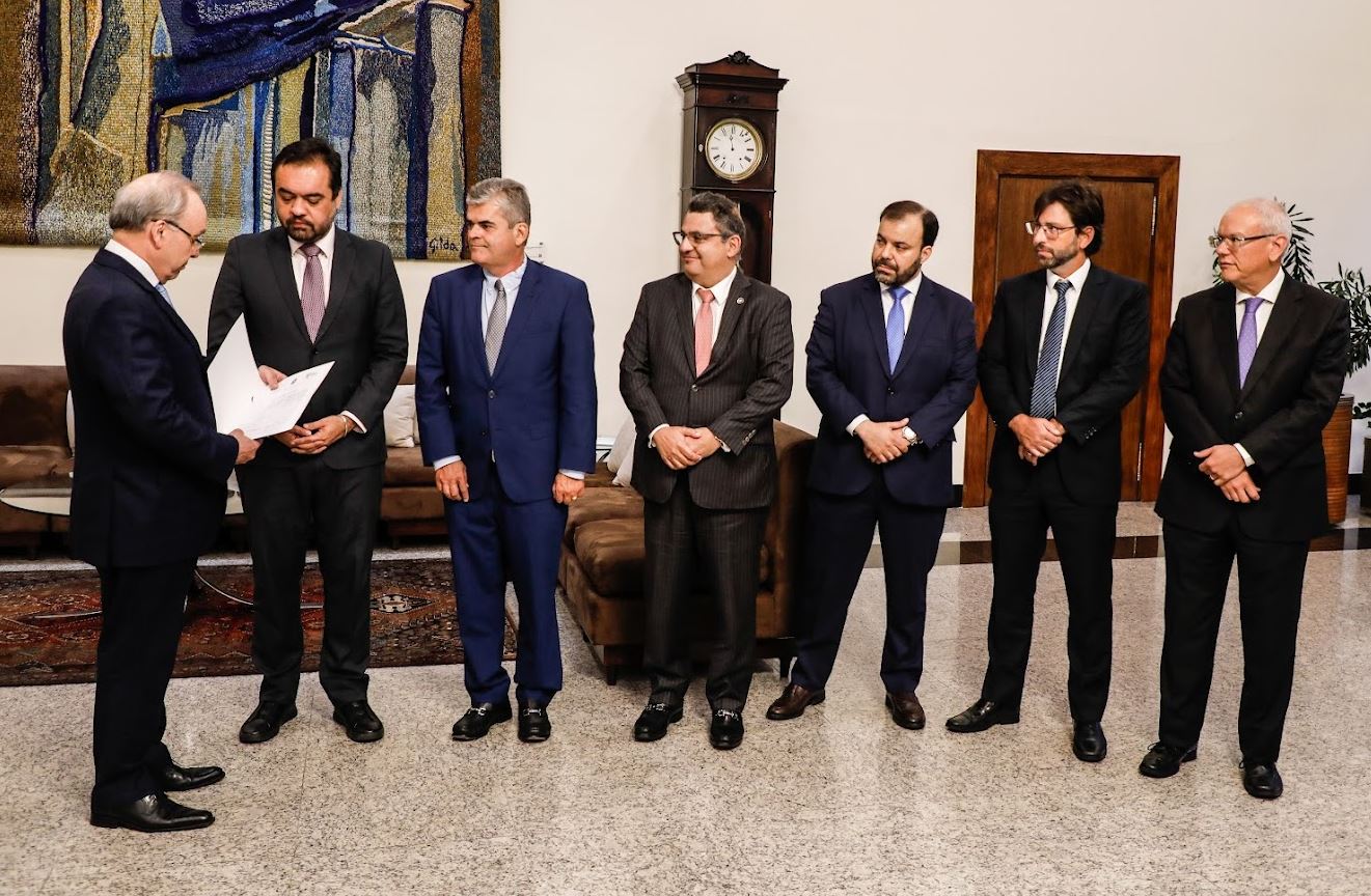 Cláudio Castro entrega TAC do Metrô Gávea ao presidente do TJRJ, desembargador Ricardo Rodrigues Cardozo