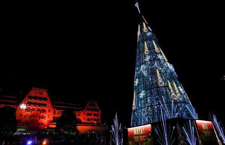Abertura do Natal Sesc RJ, em Petrópolis, terá acendimento de árvore, queima de fogos, chegada do Papai Noel, tirolesa e projeção de luz e imagens