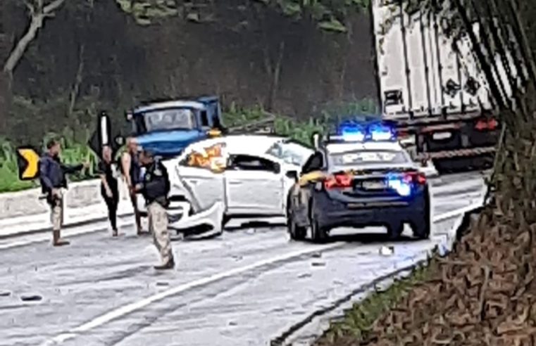 Carro capota na BR-040 em Pedro do Rio
