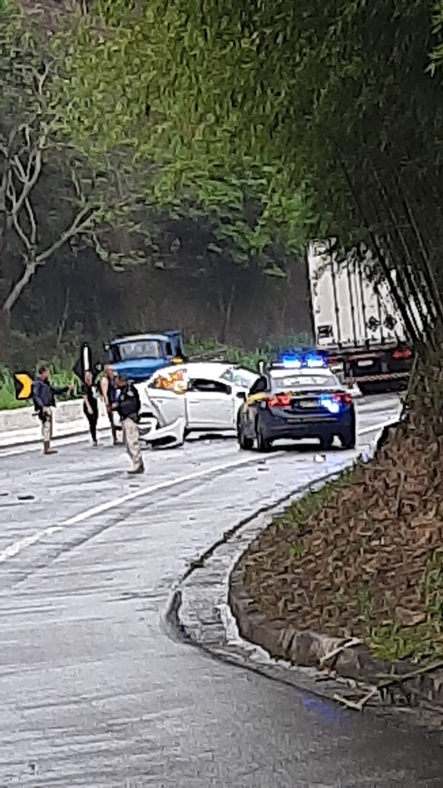 Carro capota na BR-040 em Pedro do Rio