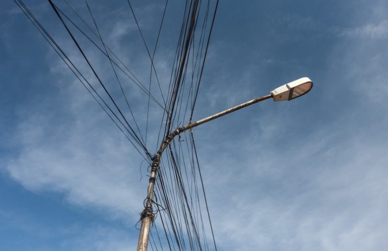 PL que pede instalação compacta e fios encapados na rede elétrica do município é aprovado na Câmara