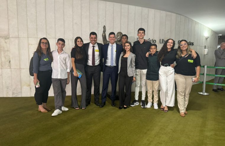 Alunos de Petrópolis participam do Câmara Mirim em Brasília