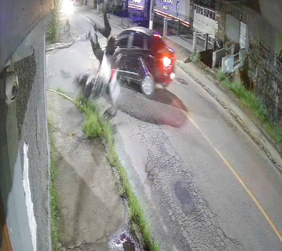 Duas pessoas ficam feriadas em acidente entre carro e moto na Mosela