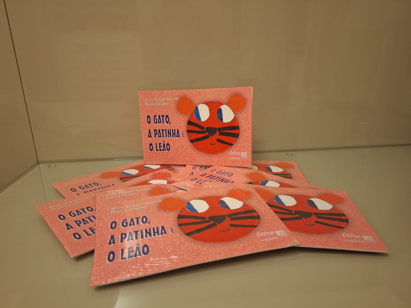Lançamento do livro infantil “O Gato, a Patinha e o Leão” acontece no domingo no Shopping Itaipava