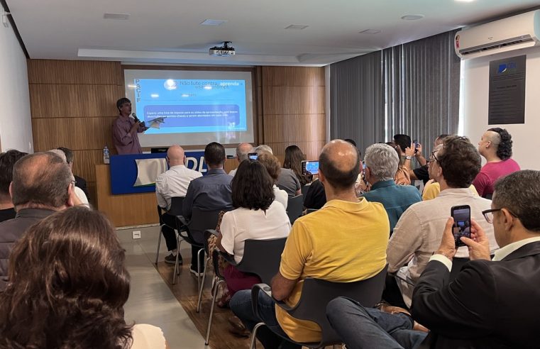 Auditório lotado e muita troca de conhecimento na palestra sobre Inteligência Artificial no varejo em Petrópolis