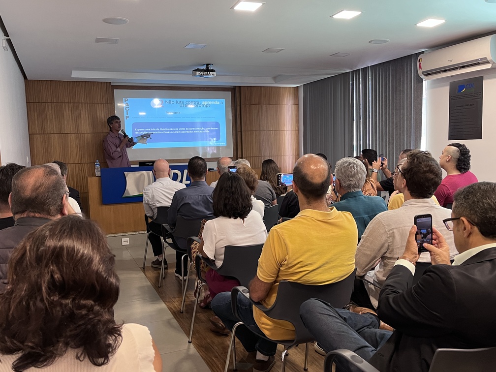 Auditório lotado e muita troca de conhecimento na palestra sobre Inteligência Artificial no varejo em Petrópolis