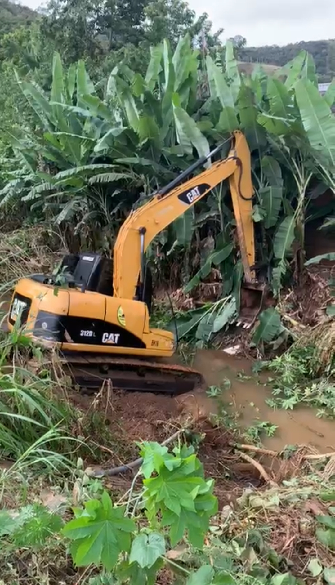 Governo do Estado envia maquinário para minimizar impactos da chuva em Teresópolis