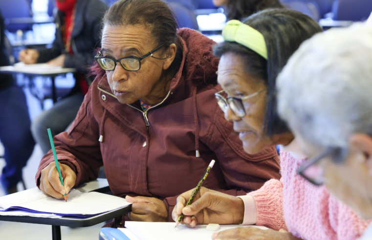 Programa de Alfabetização e Letramento de Jovens e Adultos possibilita oportunidade gratuita para aprender a ler e escrever em diversas regiões do país