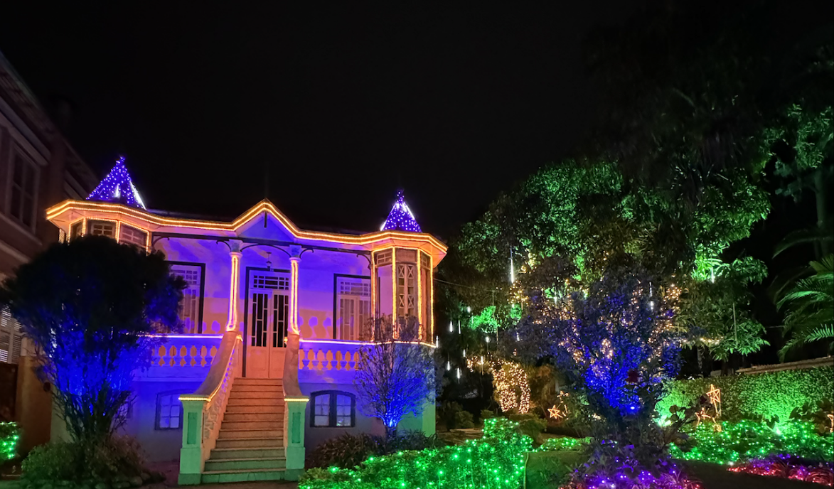 Vale Encantado estreia Show de Acendimento com a chegada de Petrus, guardião do Vale Encantado, neste sábado