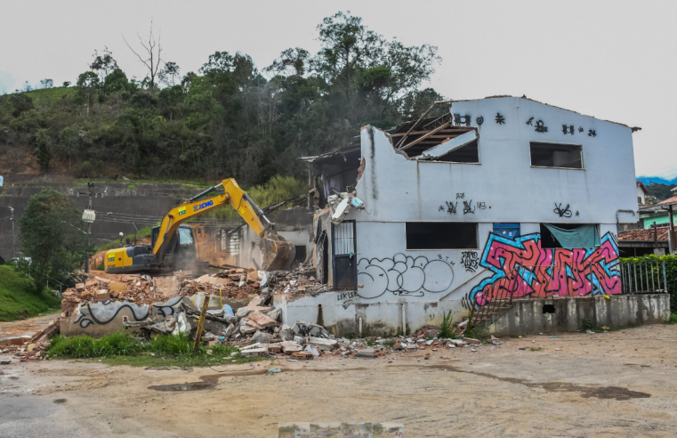 Prefeitura de Teresópolis demole prédio incendiado do antigo Abrigo Sopão para construção da Arena Cultural CEU