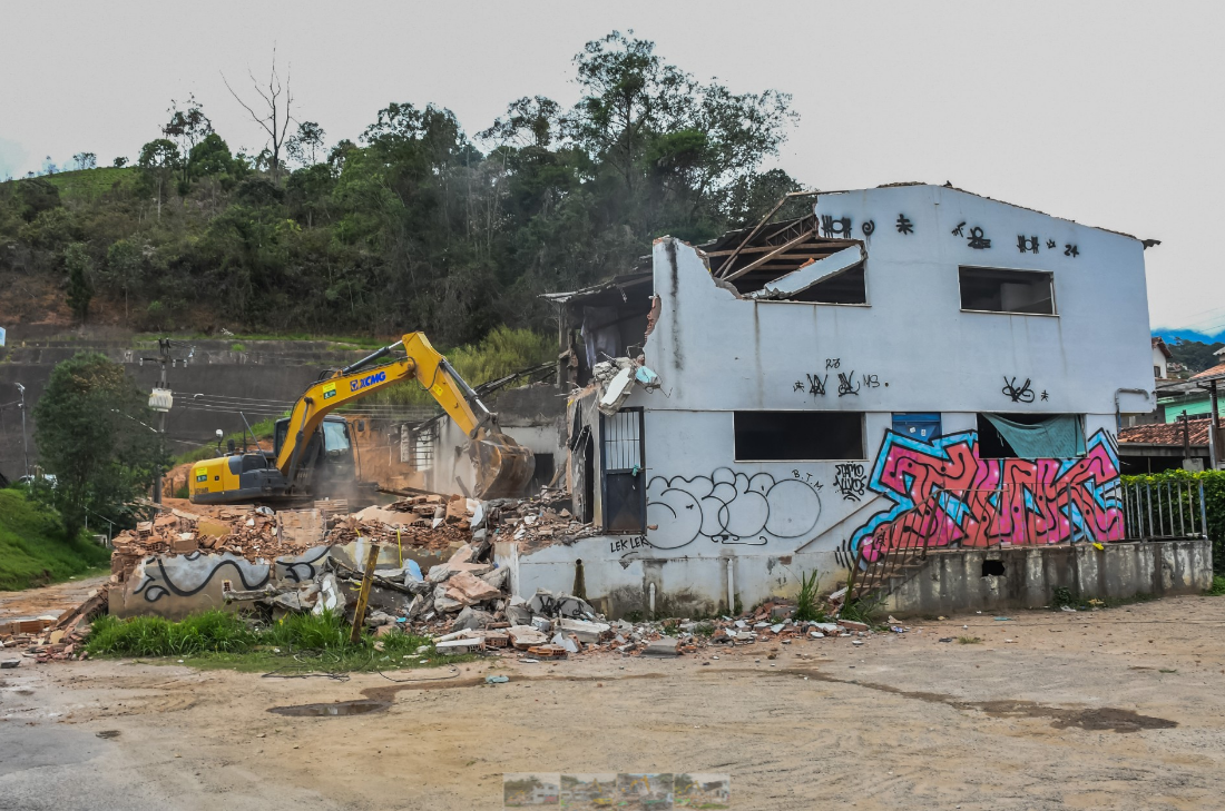 Prefeitura de Teresópolis demole prédio incendiado do antigo Abrigo Sopão para construção da Arena Cultural CEU