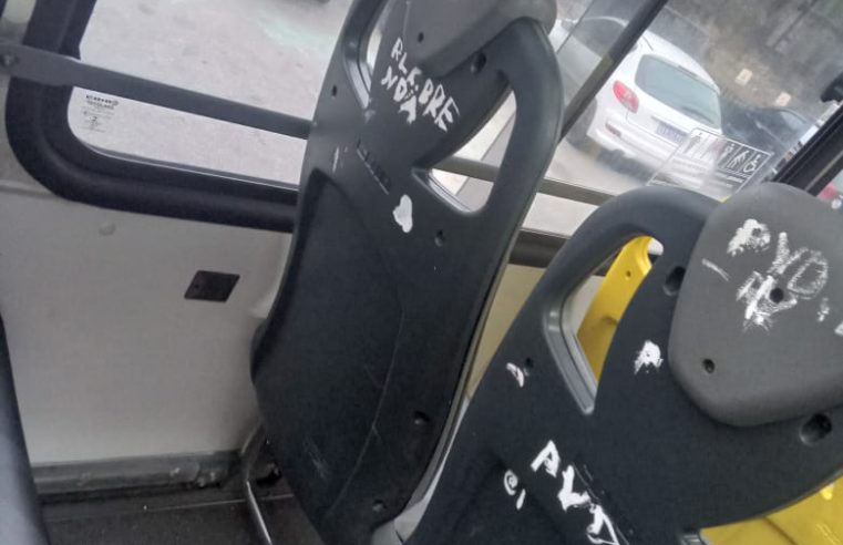 Ônibus seminovo é vandalizado pela segunda vez, em 15 dias, no Bairro Esperança
