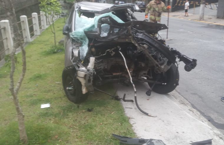 Carro capota na Rua Washintgon Luiz e duas pessoas ficam feridas