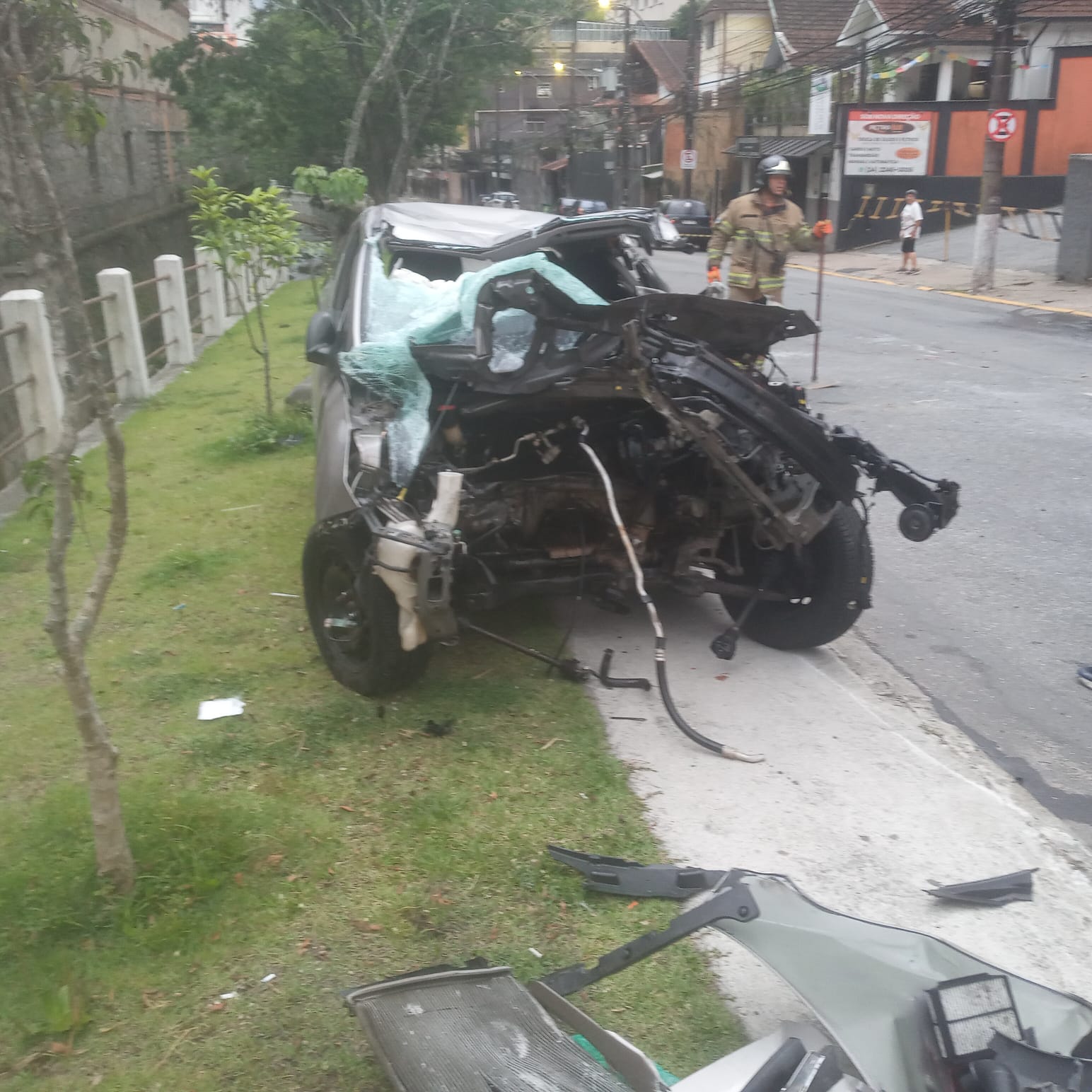 Carro capota na Rua Washintgon Luiz e duas pessoas ficam feridas