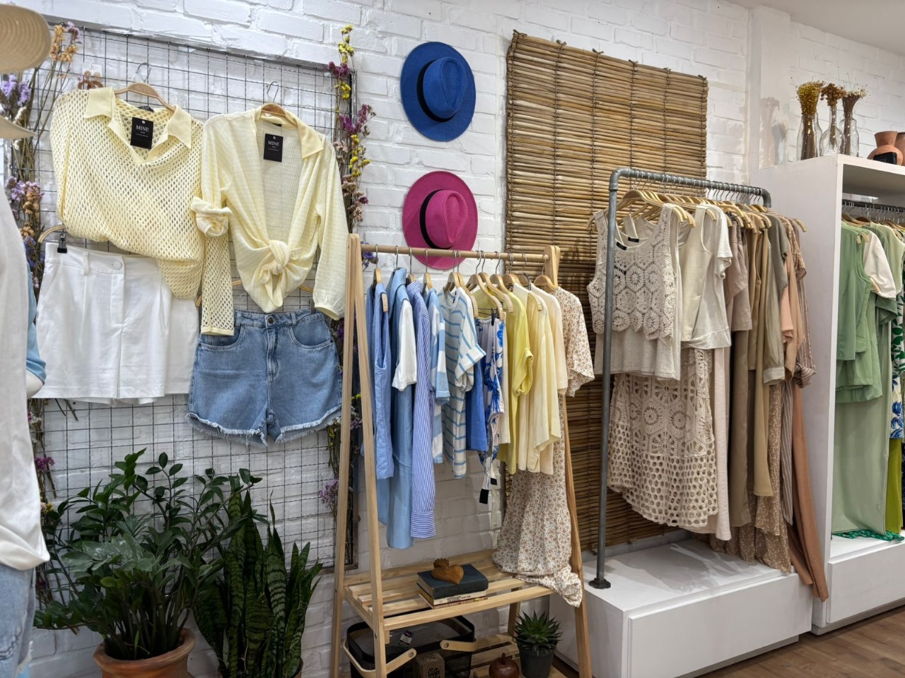 Primavera com a cara de Verão nas vitrines e tendências de moda com muitas cores e estampas