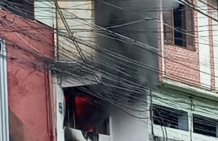 Casa pega fogo no Castelo São Manoel