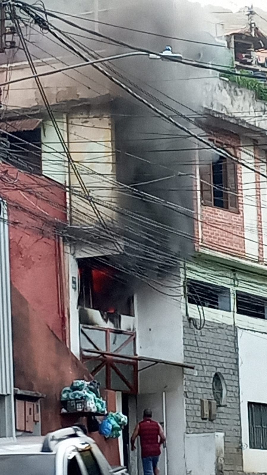 Casa pega fogo no Castelo São Manoel