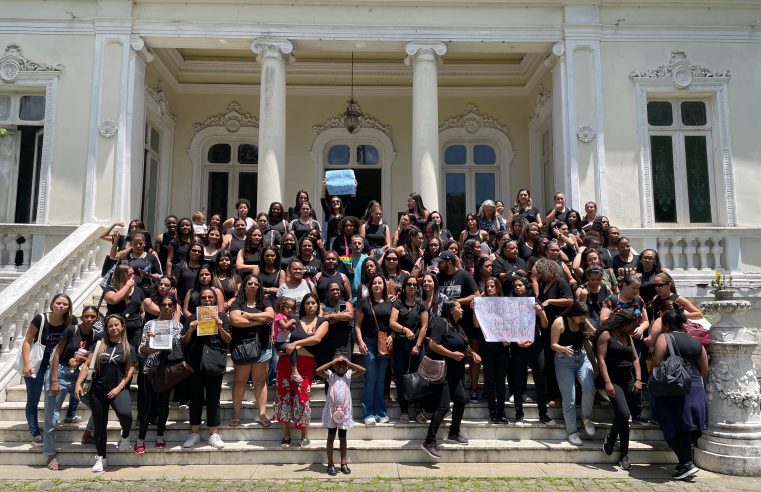 Servidores da educação realizam manifestação no Centro de Petrópolis