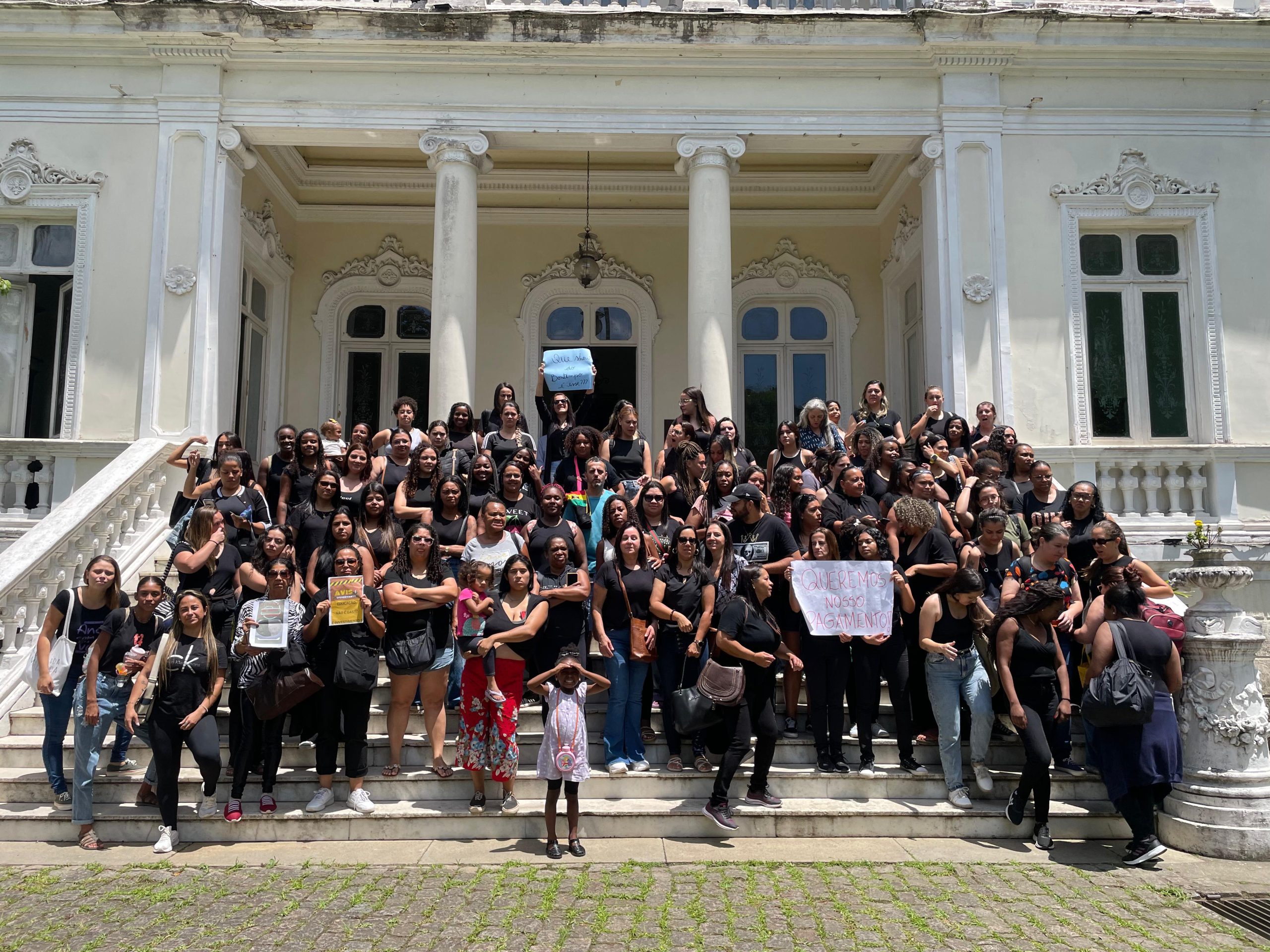 Servidores da educação realizam manifestação no Centro de Petrópolis
