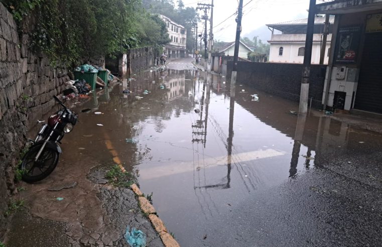 Bolsão d’água na Estrada da Saudade afeta trânsito nesta quinta-feira