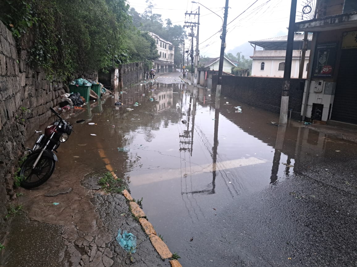 Bolsão d’água na Estrada da Saudade afeta trânsito nesta quinta-feira
