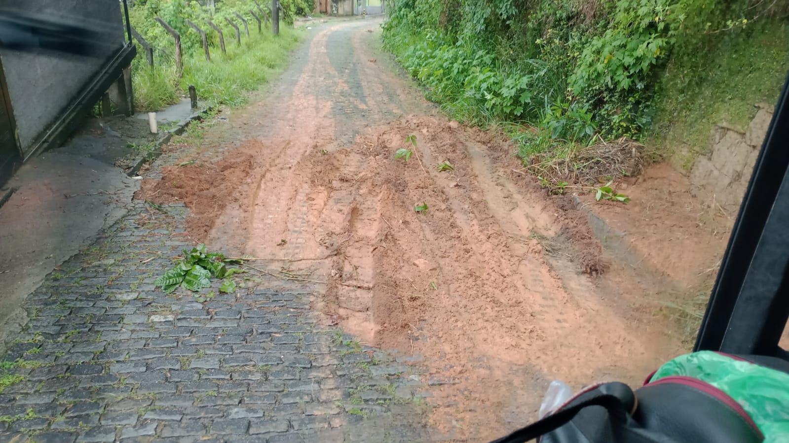 Deslizamento de terra no Floresta altera itinerário de ônibus