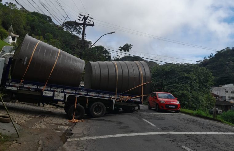 Caminhão que ficou preso no retiro é removido e pista já está liberada