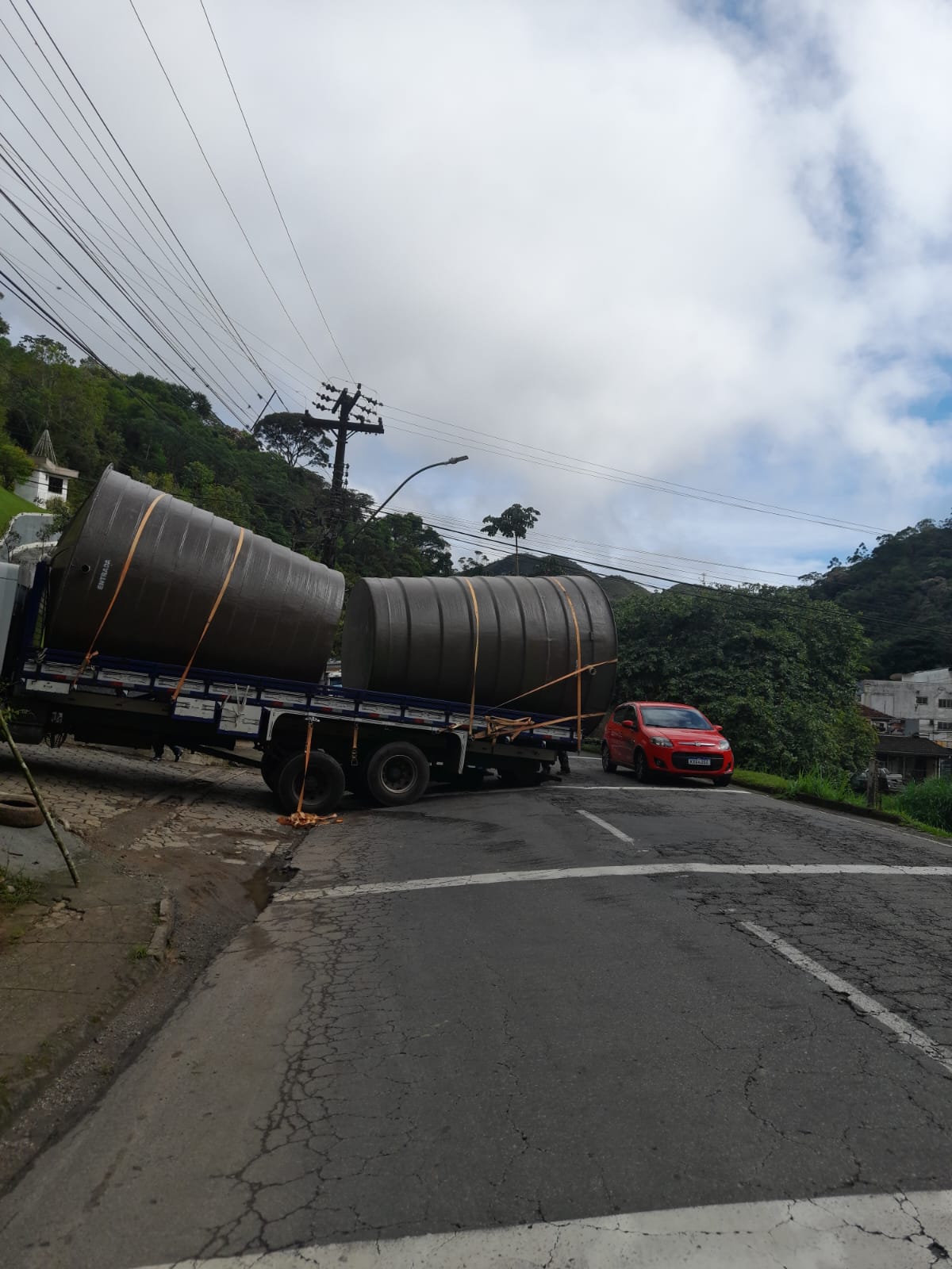 Caminhão que ficou preso no retiro é removido e pista já está liberada
