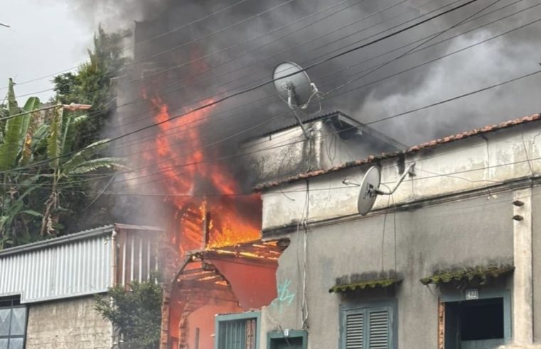 Casa pega fogo em Cascatinha