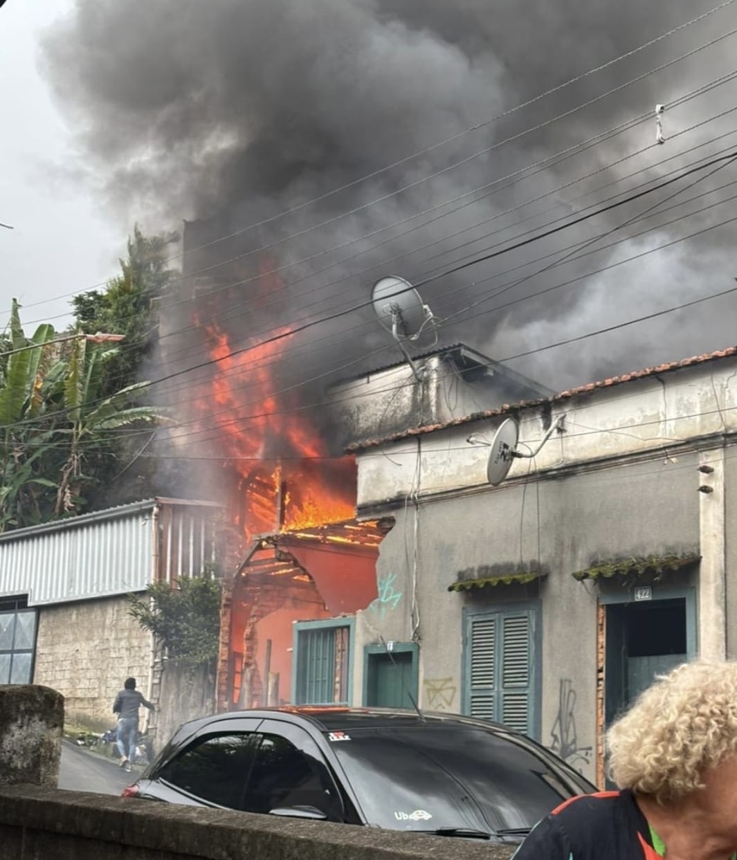 Casa pega fogo em Cascatinha