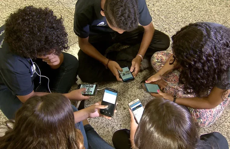 “Nem no recreio”: pesquisadores da educação criticam celular na escola