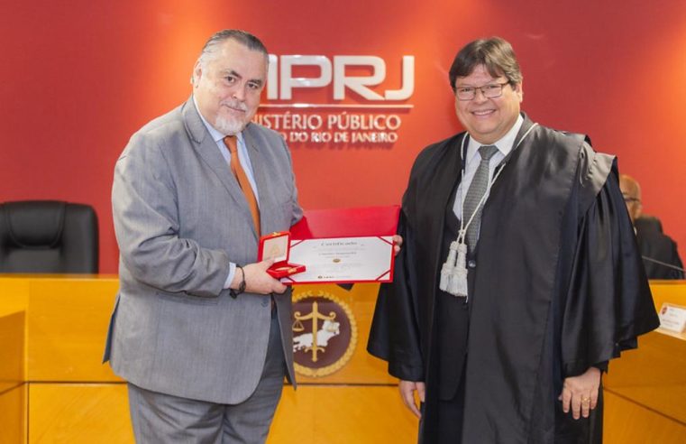 Diretor da TV Correio da Manhã, Claudio Magnavita, recebe medalha Campos Salles