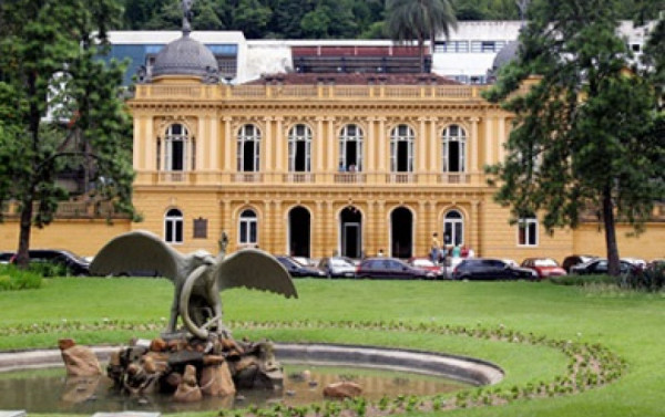 AGORA É LEI: Câmara promulga norma que veda celebrações a ditaduras em Petrópolis