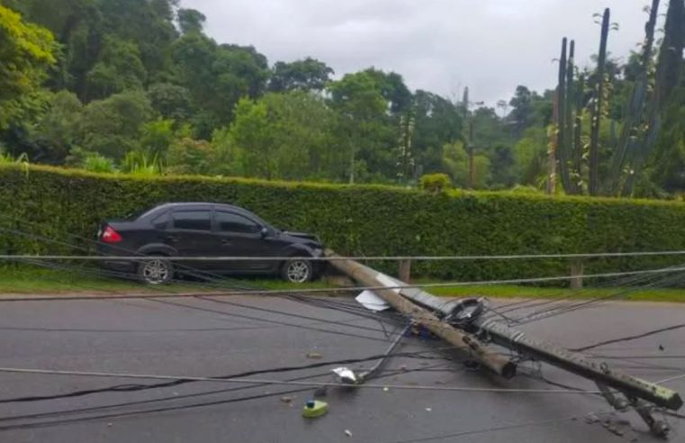 Carro colide contra um poste no Vale do Cuiabá