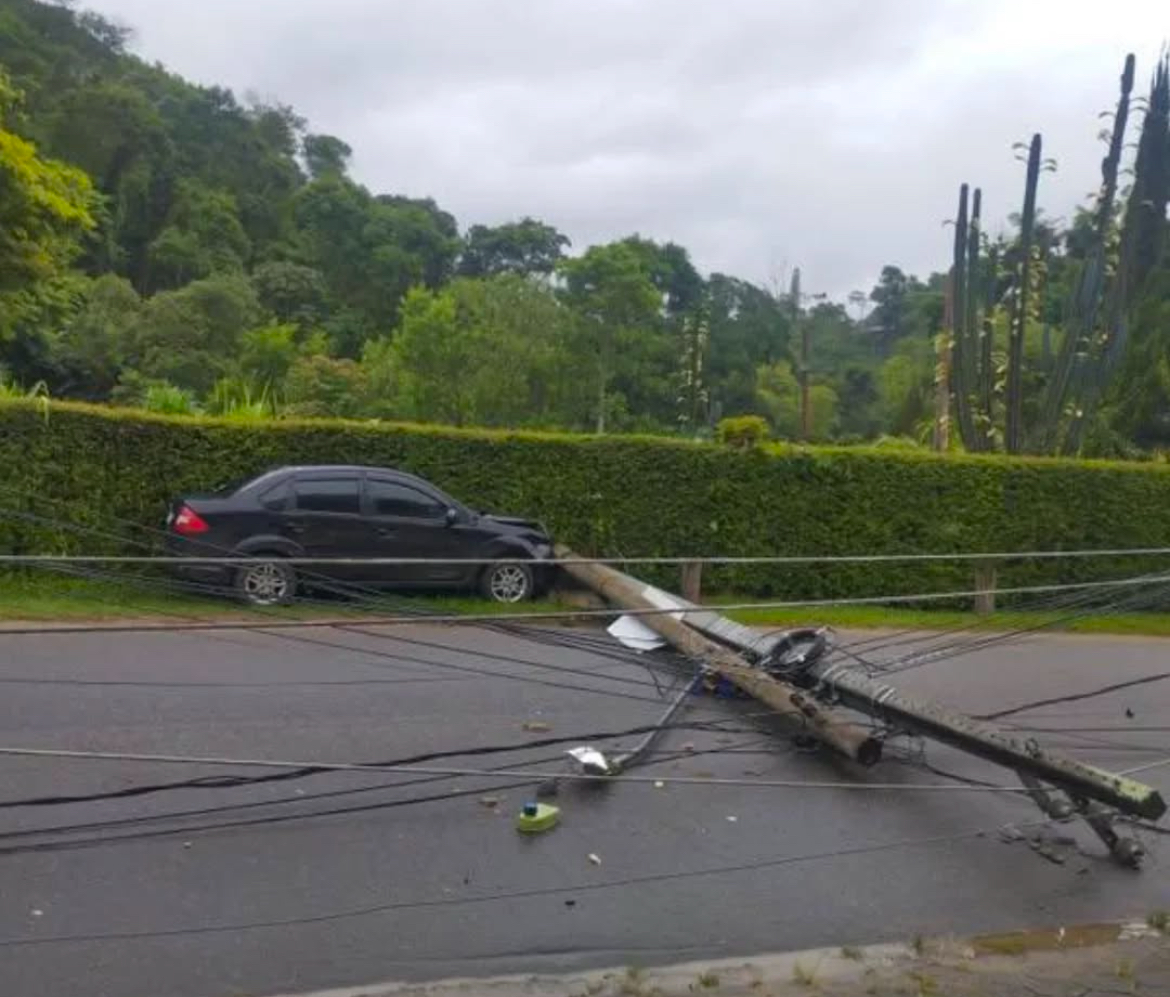 Carro colide contra um poste no Vale do Cuiabá