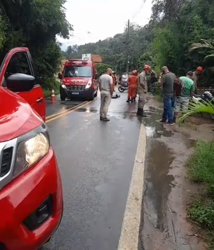 Mulher morre após colidir com moto em carro na Estrada Philúvio Cerqueira, em Itaipava