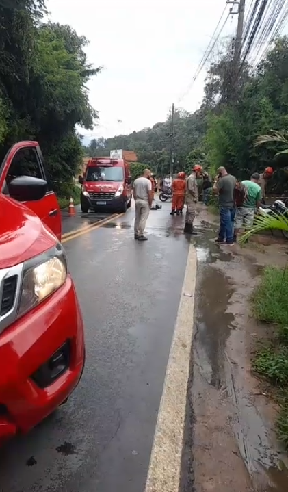 Mulher morre após colidir com moto em carro na Estrada Philúvio Cerqueira, em Itaipava