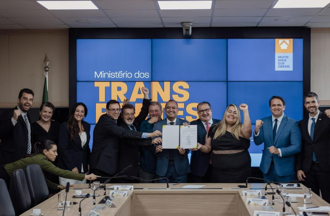 Deputado Max Lemos comemora a assinatura de contrato operacional do trem turístico Rio-Minas