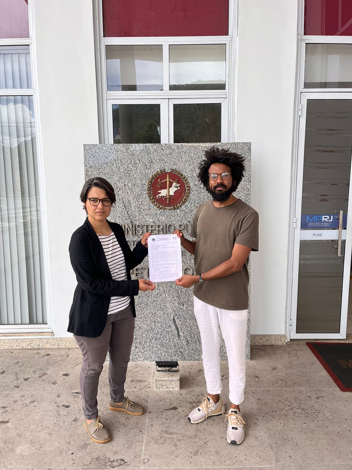 Vereadora eleita Professora Lívia Miranda, e coordenador de Igualdade Racial, Filipe Graciano, vão ao Ministério Público contra comercialização de camisa com cunho racista