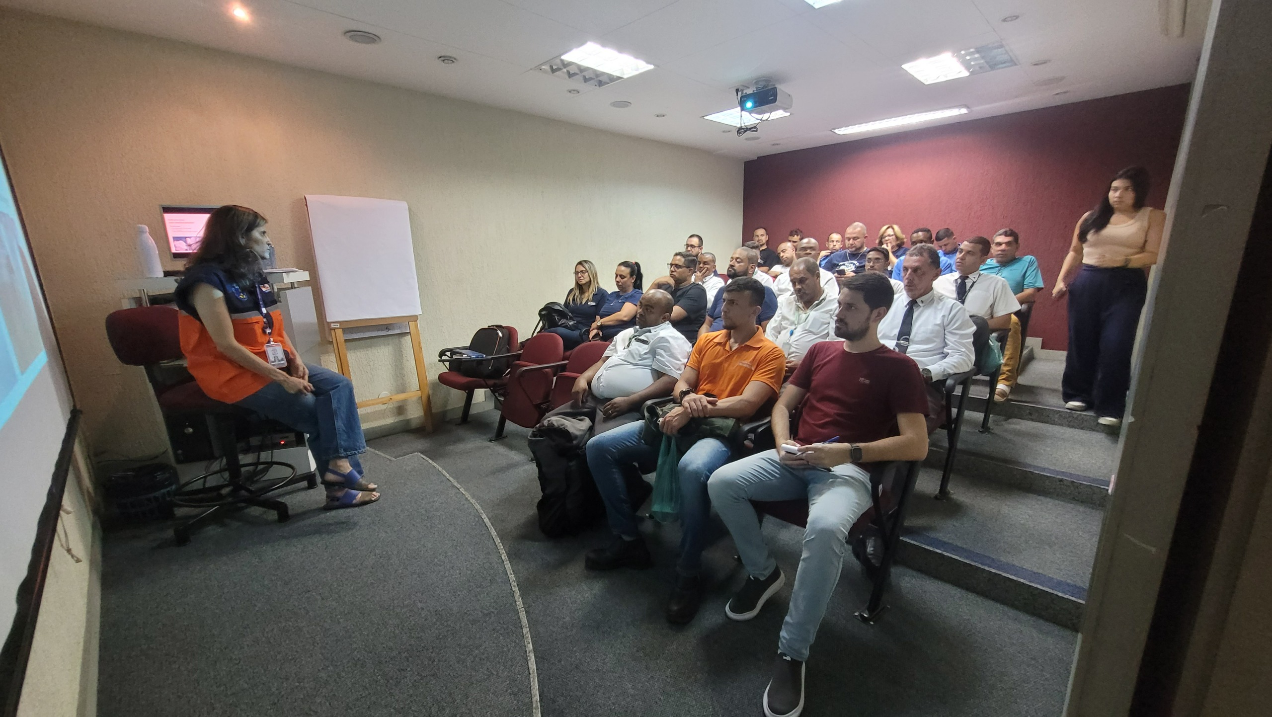 Defesa Civil realiza capacitação em risco hidrológico com rodoviários