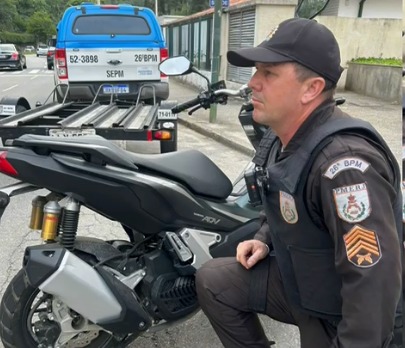 Homem é detido no Centro de Petrópolis acusado de direção perigosa