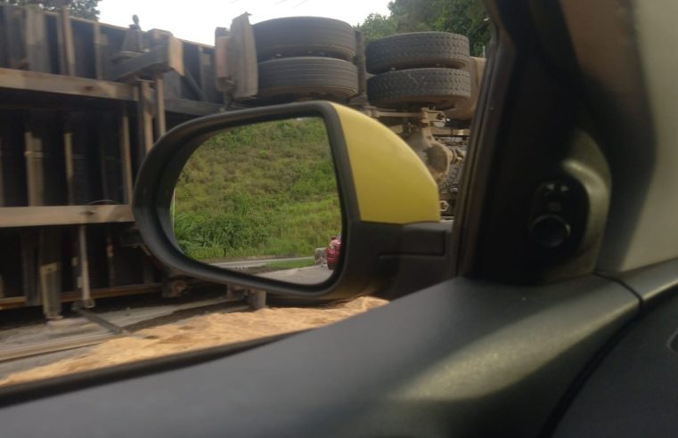 Carreta tomba na subida da serra de Petrópolis na manhã desta quinta-feira
