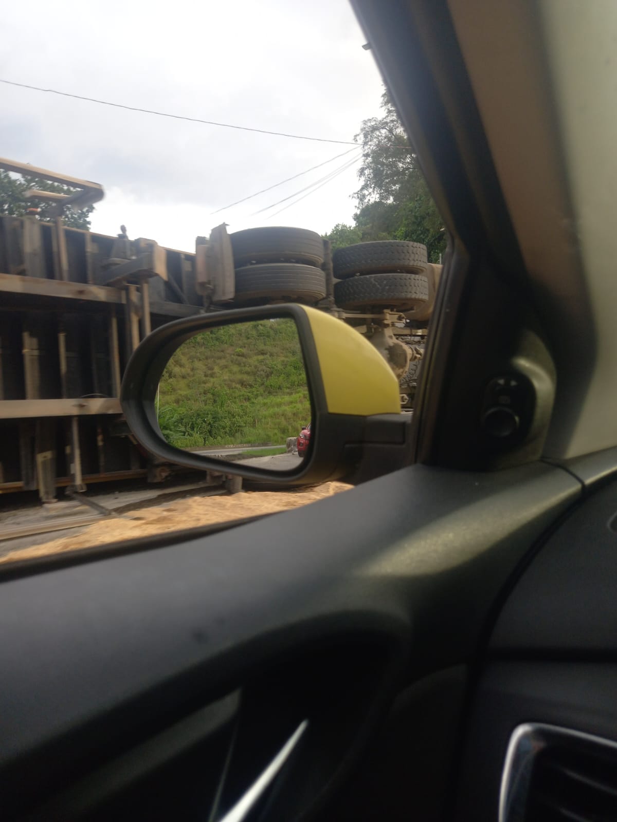 Carreta tomba na subida da serra de Petrópolis na manhã desta quinta-feira