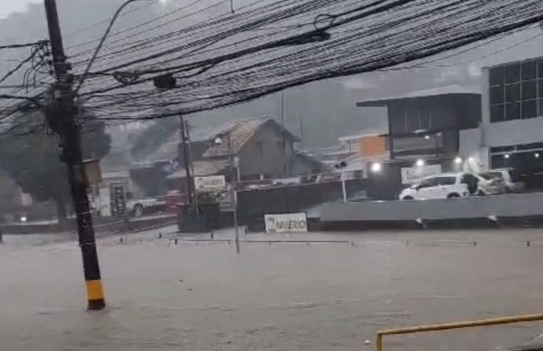 Cláudio Castro mobiliza equipes do Estado para acompanhar fortes chuvas em Petrópolis, Barra do Piraí, Vassouras, Duque de Caxias e Magé