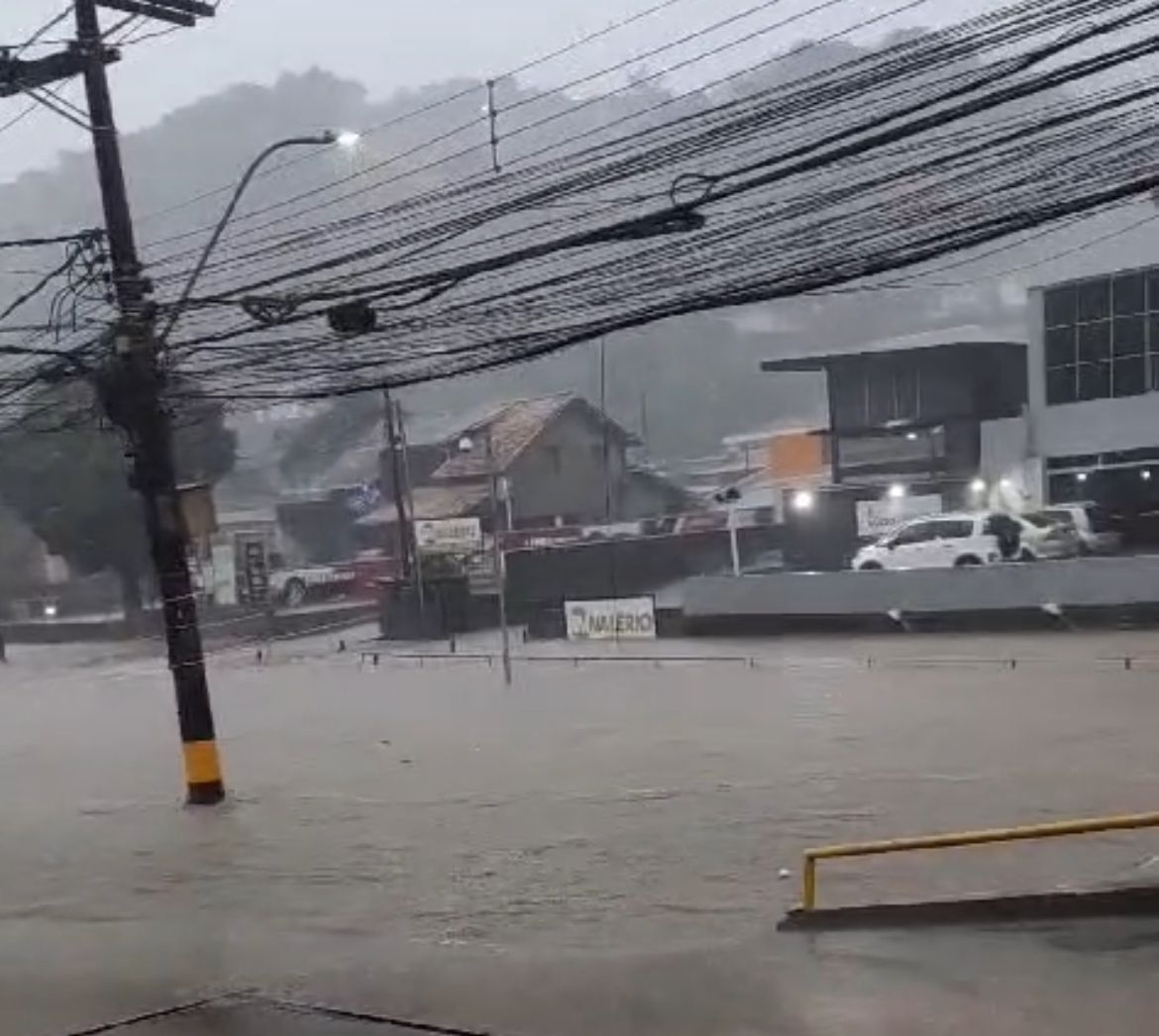 Defesa Civil libera trânsito na Rua Coronel Veiga