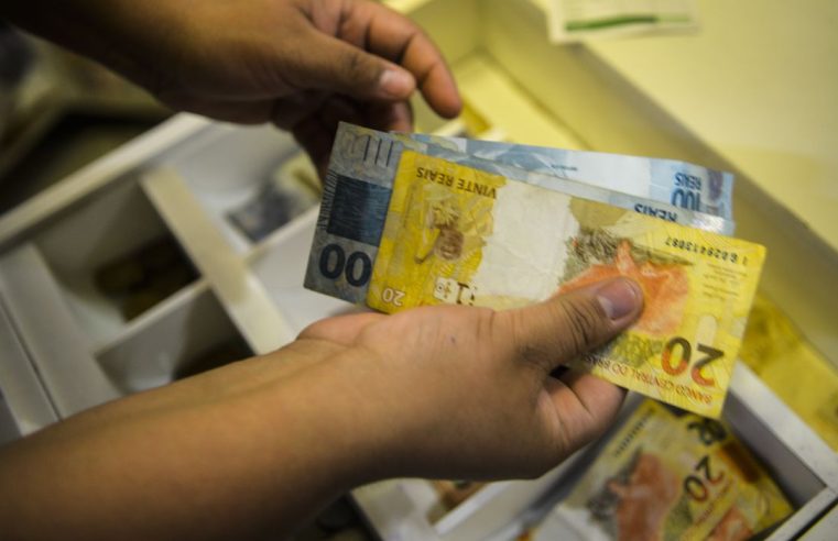 Inflação que calcula reajuste do salário mínimo fica em 4,84%
