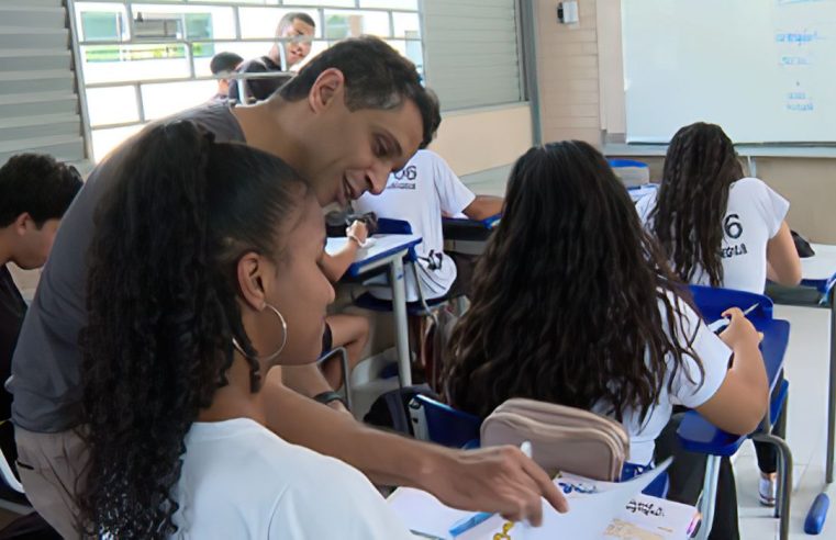 Câmara aprova projeto que restringe uso de celular em escolas