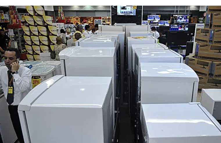 Vendas no comércio caem 0,4% de outubro para novembro, diz IBGE